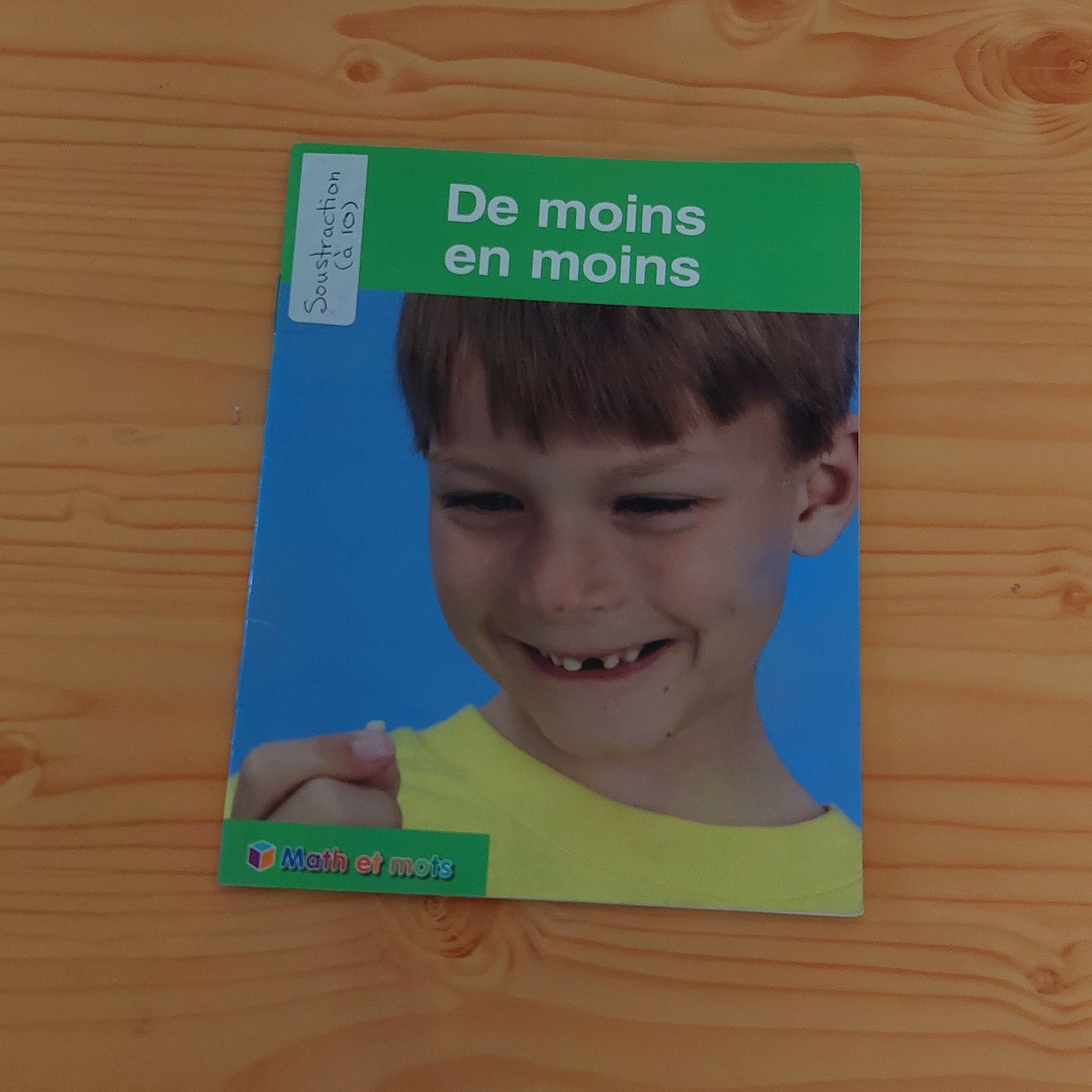 De moins en moins