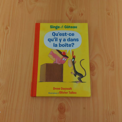 Singe Et Gâteau : Qu'est-Ce Qu'il Y a Dans La Boîte?